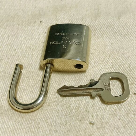 LOUIS VUITTON LV 10 SET PADLOCK KEY CHARM CADENA GOLD-PLATED FRANCE - Picture 4 of 4